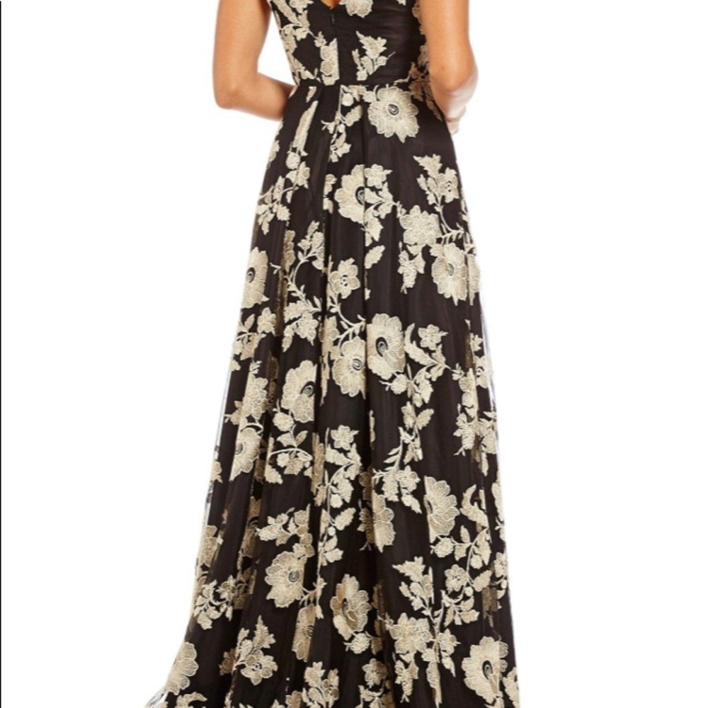CALVIN KLEIN FLORAL EMBROIDERED GOWN❗️